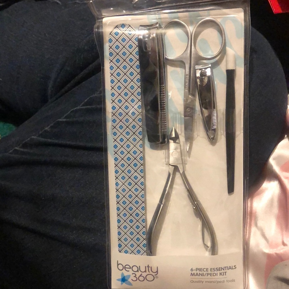 6 piece essentials Mani pedi kit